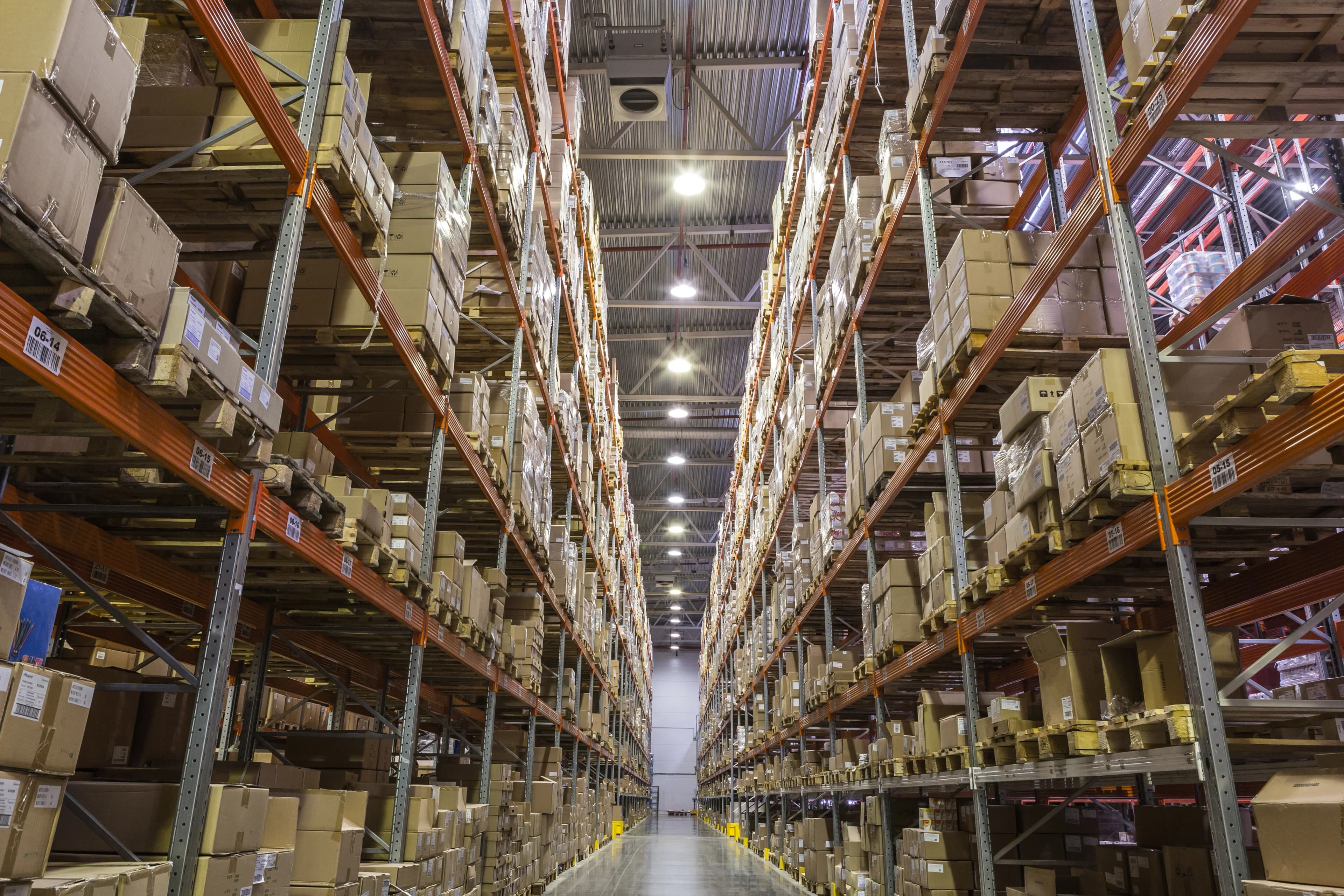 Interior de almacén con estanterías y cajas